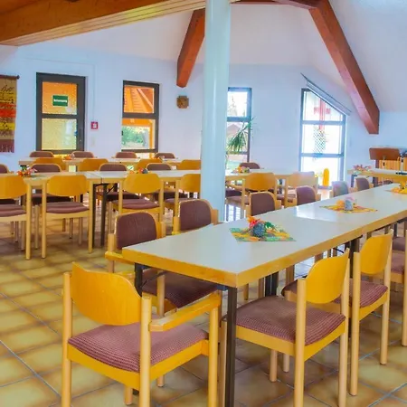 Christliche Gaestehaeuser Weinstrasse * Нойштадт-ан-дер-Вайнштрасе